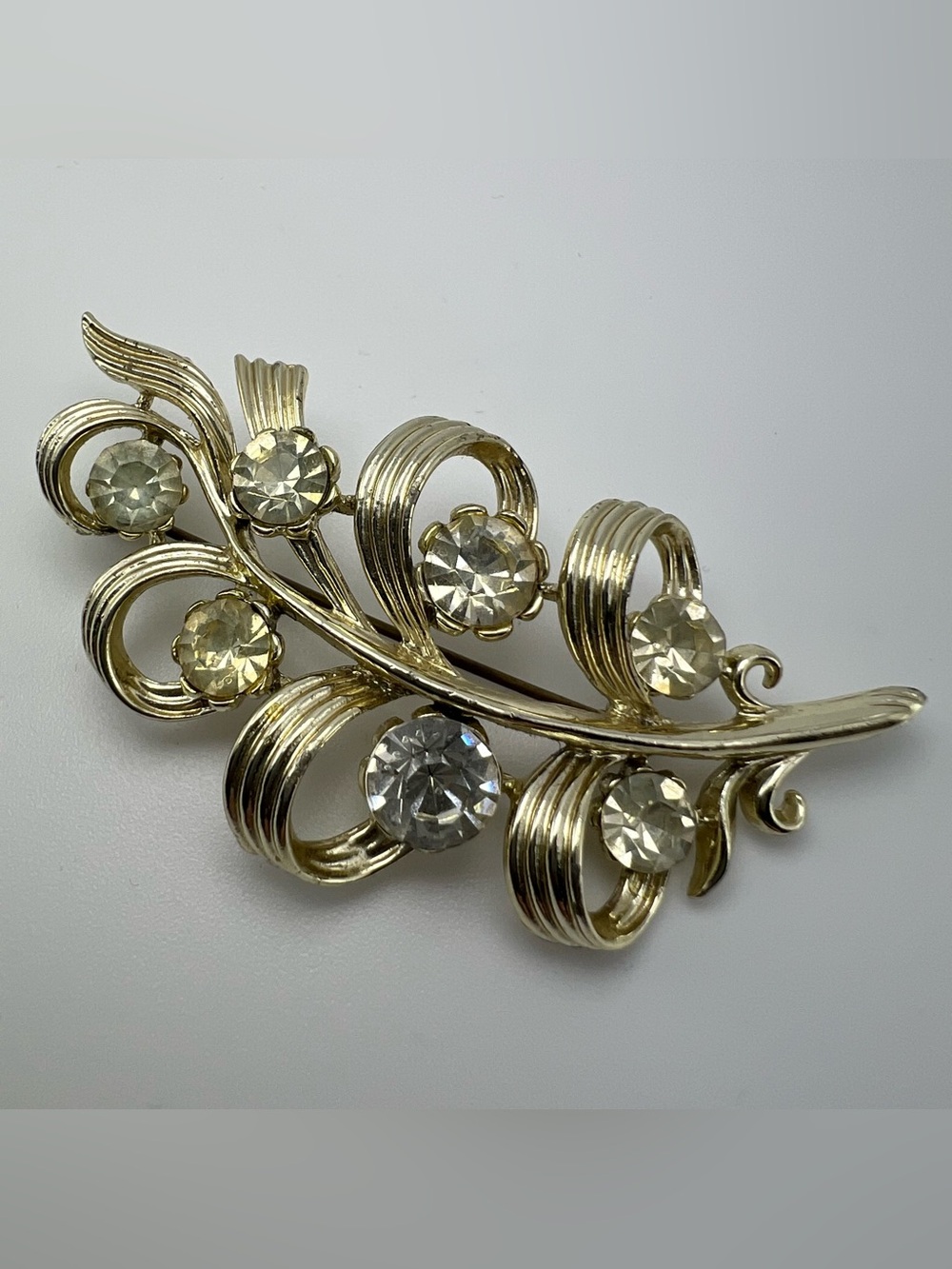 Beautiful Brooch Pin Light Gold Tone Clear Rhinestones Signed LISNER